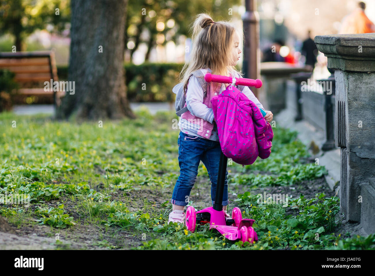 Музыка девочка гуляет. Маленькая девочка в парке. Девочка гуляет в парке. Девочка гуляет фото. Маленькие девочки гуляют в парке.