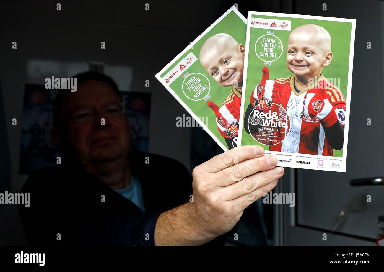 BRADLEY LOWERY ON FRONT COVER SUNDERLAND V SWANSEA CITY FC STADIUM OF LIGHT SUNDERLAND ENGLAND 13 May 2017 Stock Photo