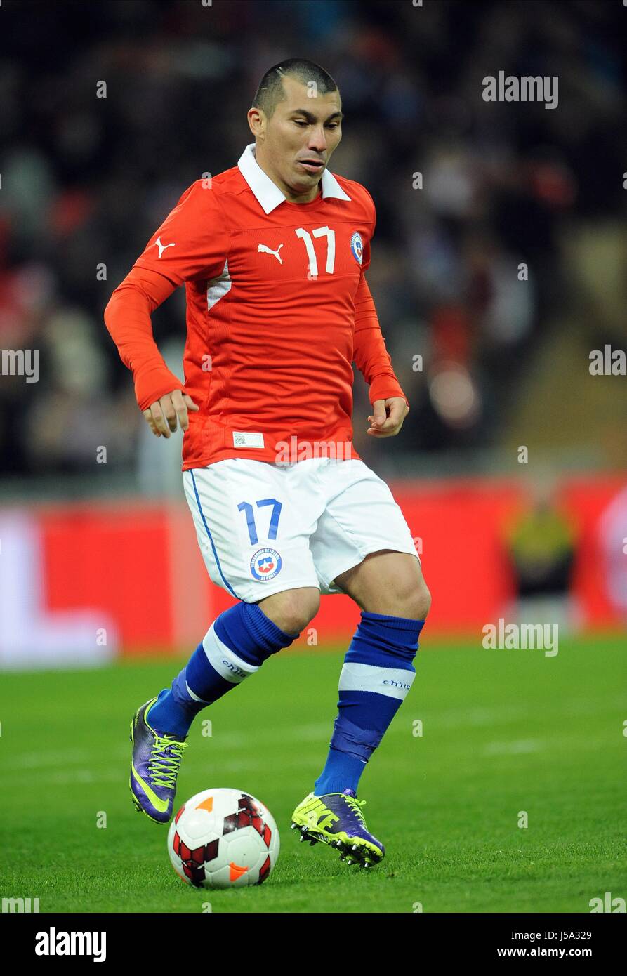 GARY MEDEL CHILE CARDIFF CITY FC CHILE & CARDIFF CITY FC WEMBLEY STADIUM LONDON ENGLAND 15 November 2013 Stock Photo