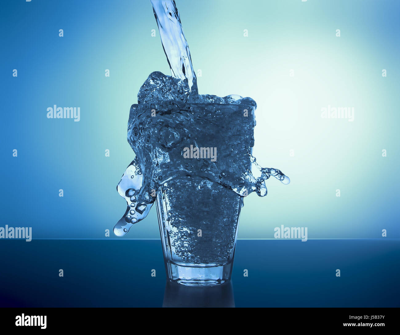 Выльется вода полностью. Чаша переполнена. Сосуд с водой. Перелив воды. Вода льется через край.