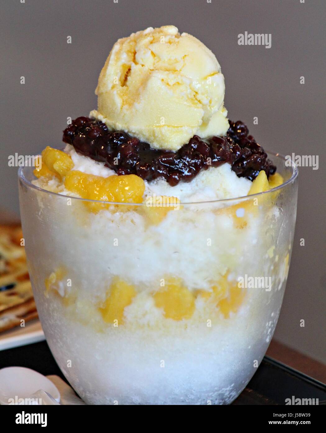 bingsu mango Bingsu is a famous traditional sweet Korean dessert of