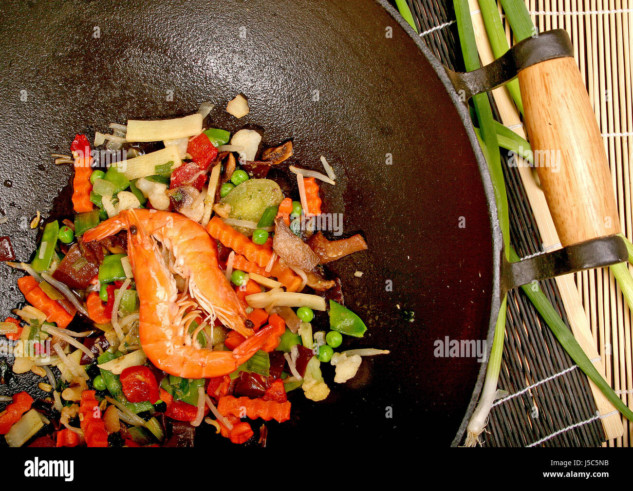Chinapfanne chinese crevetten pfannengemse scampis seafood vegetable wok  hi-res stock photography and images - Alamy