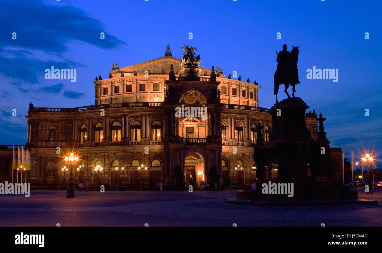 night photograph saxony Dresden statue semperoper theaterplatz