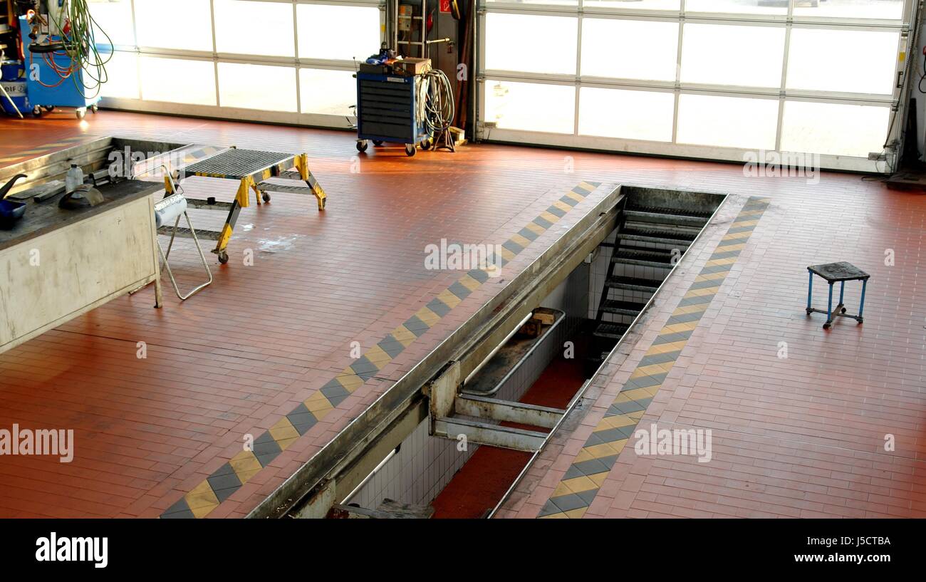 Pit workshop hi-res stock photography and images - Alamy