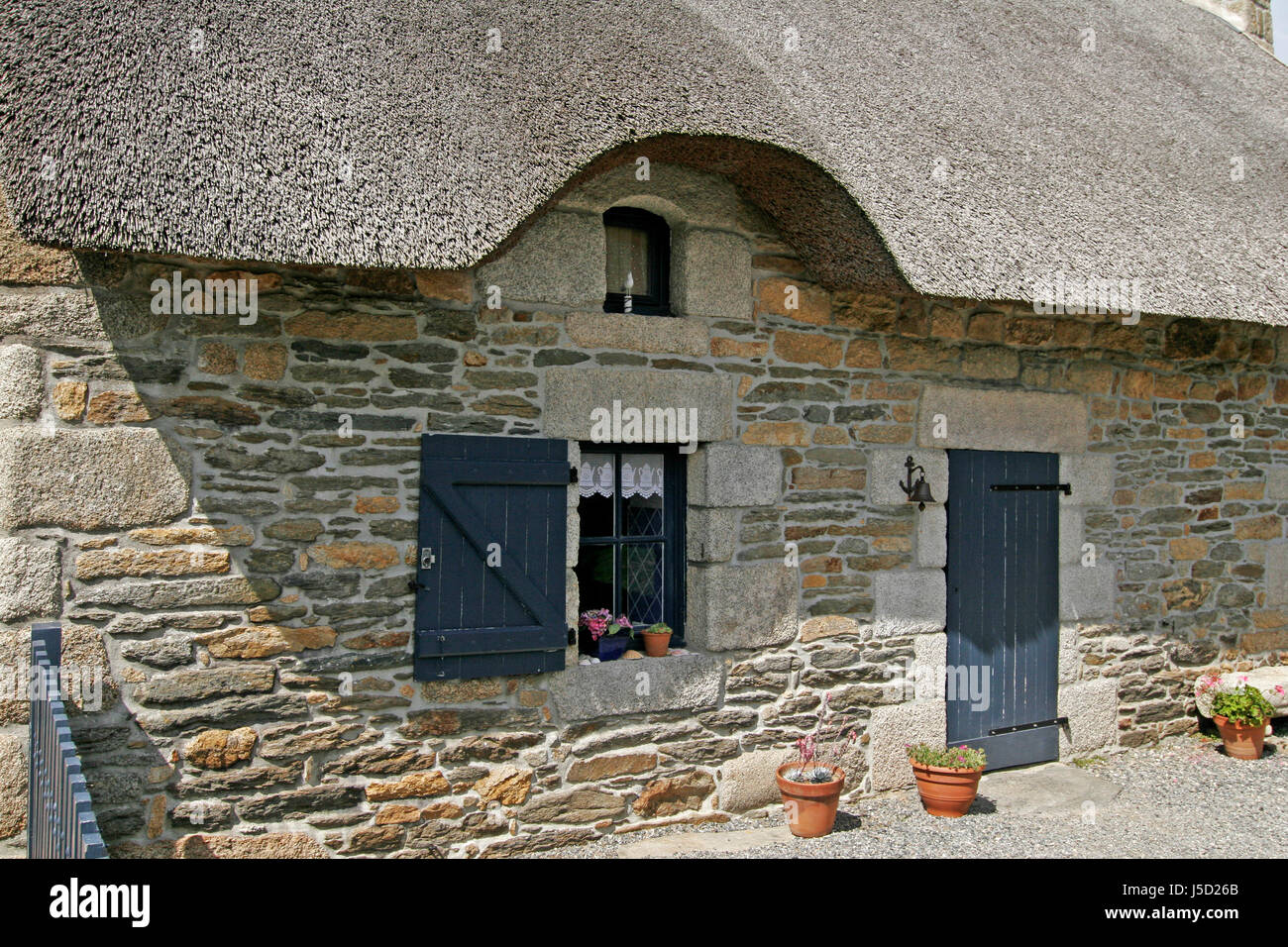 france brittany thatched roof bei nevez haus mit reet-dach gebudedetail france Stock Photo