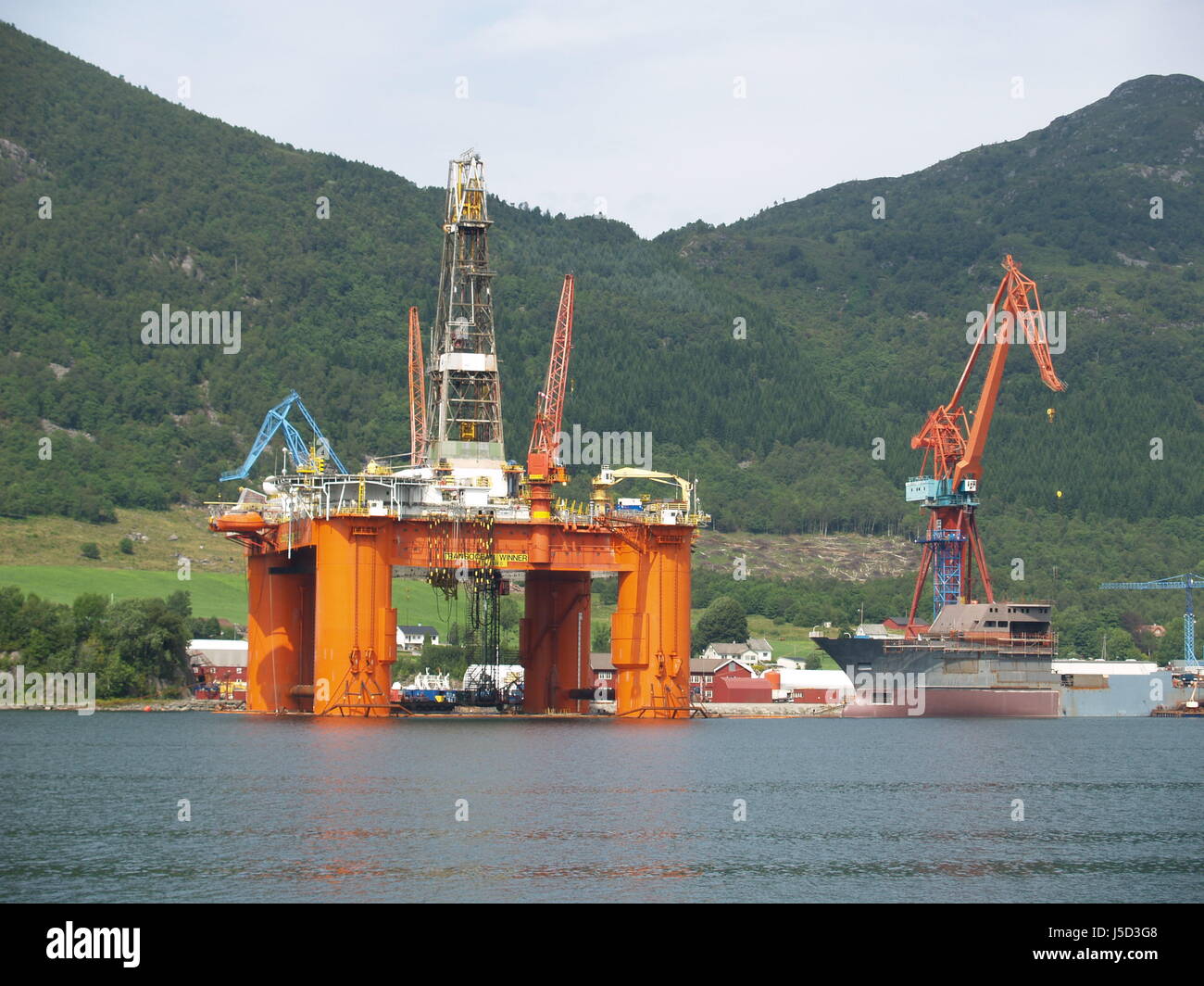 Oil rig inland hi-res stock photography and images - Alamy