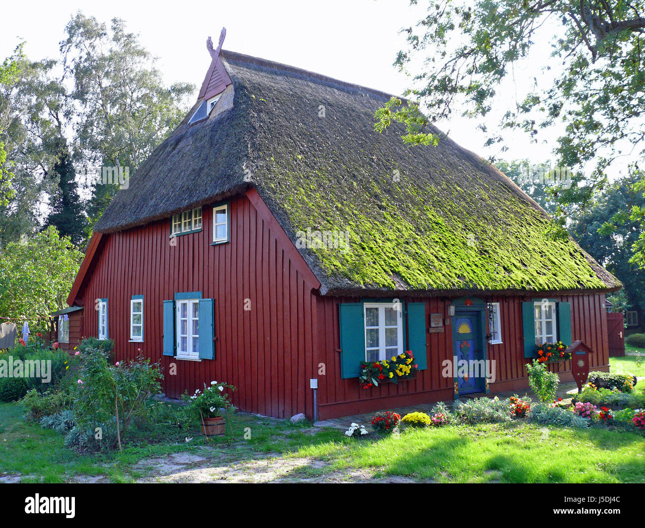 House Building Garden Snug Door Moss Clothesline Painted Gardens