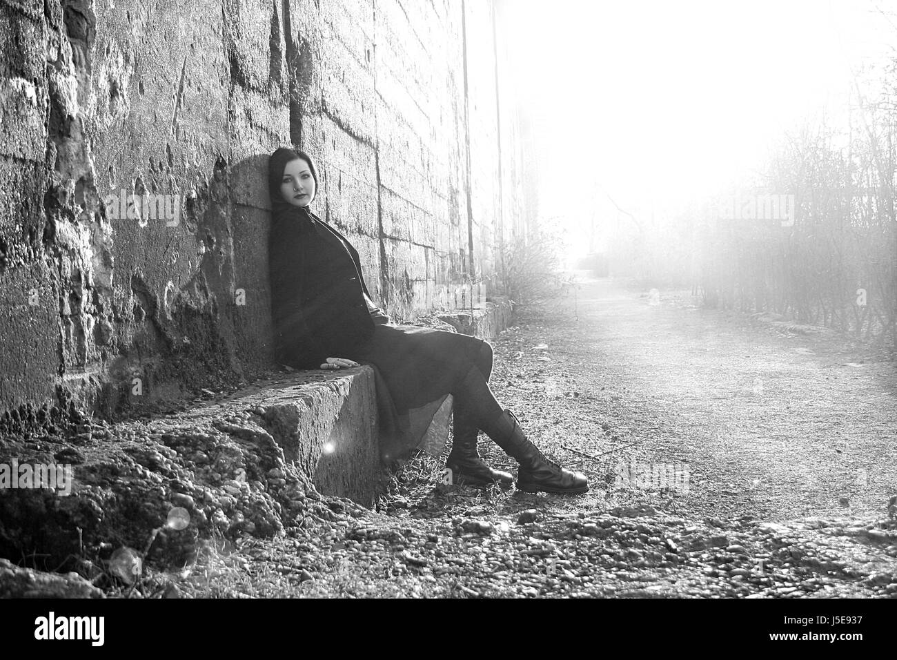 woman,fog,bw,wall,put,sitting,sit,gothic,lange haare,schwarze haare Stock Photo