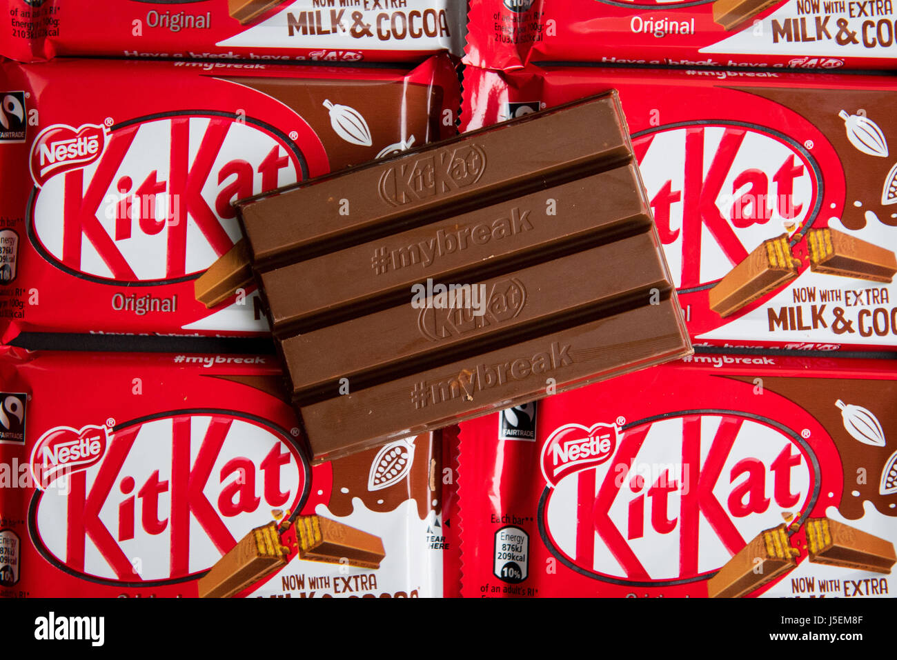 Nestle chocolate bar Banque de photographies et d'images à haute résolution  - Alamy