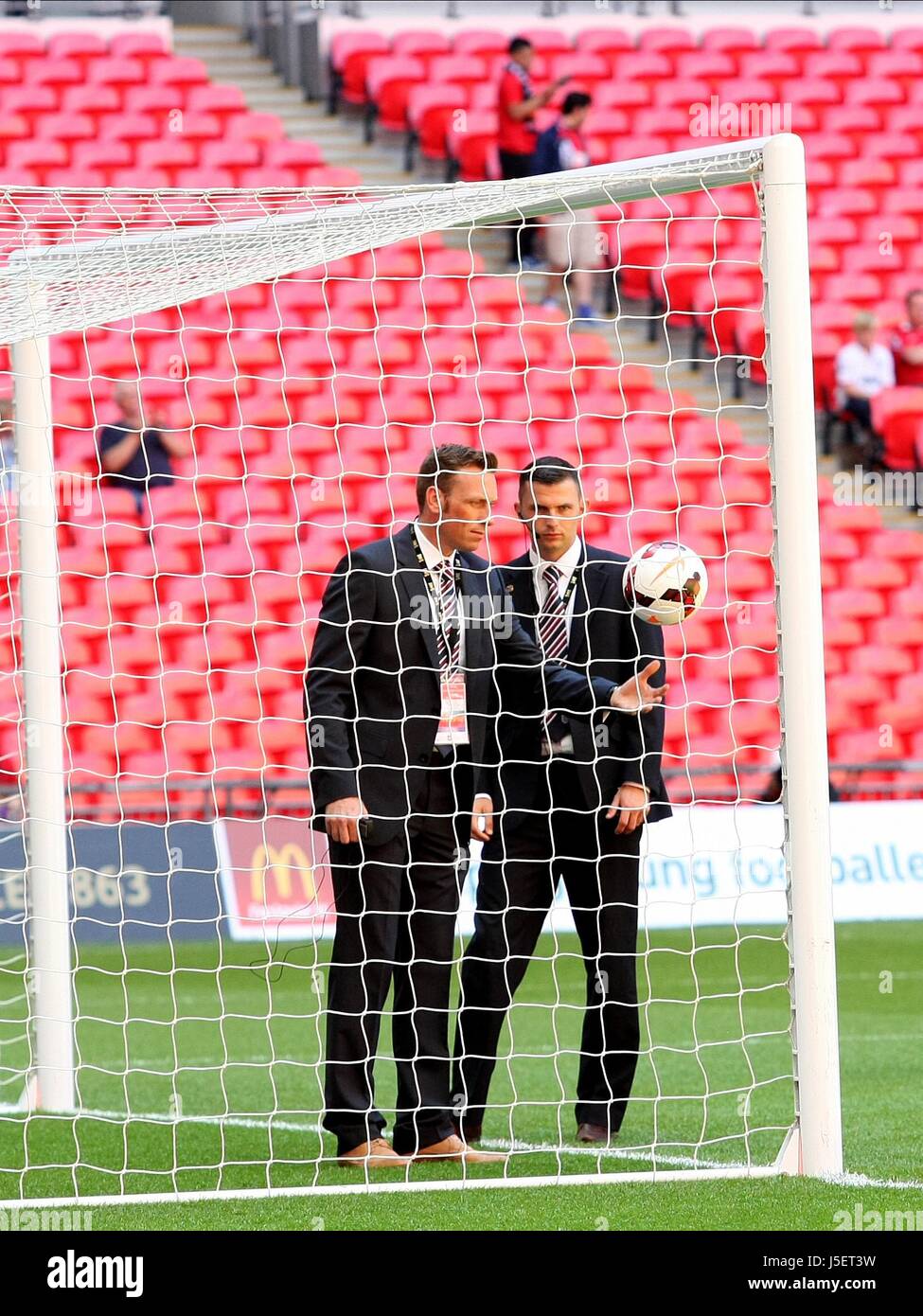 MATCH OFFICIALS TESTING THE HA MANCHESTER UNITED V WIGAN ATHL WEMBLEY STADIUM LONDON  UK 11 August 2013 Stock Photo