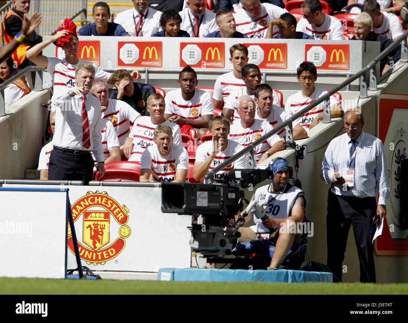 DAVID MOYES & THE UNITED BENCH MANCHESTER UNITED V WIGAN ATHL WEMBLEY STADIUM LONDON ENGLAND 11 August 2013 Stock Photo