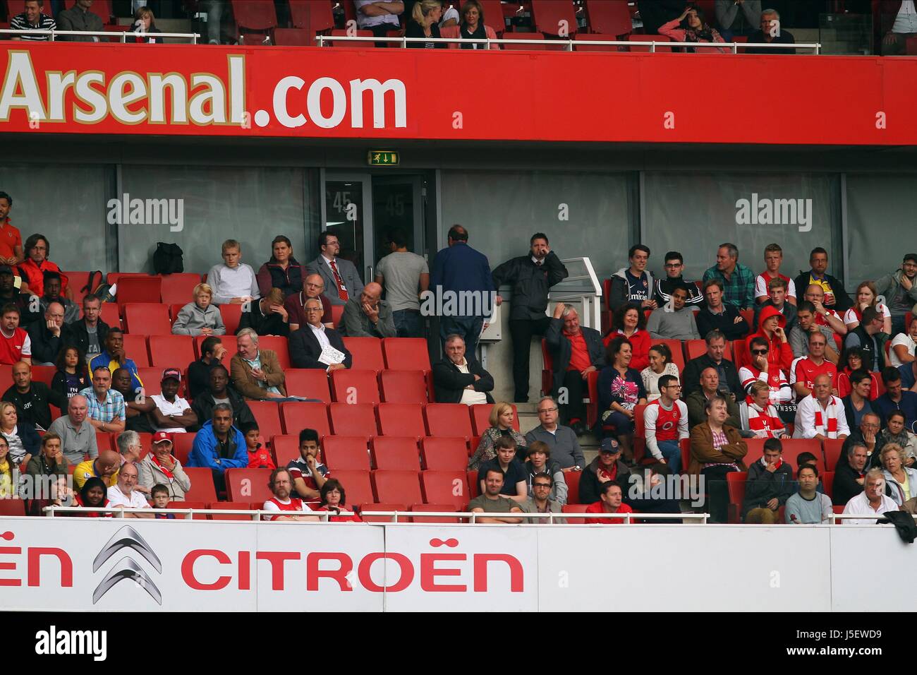 Emirates stadium fans hi-res stock photography and images - Alamy