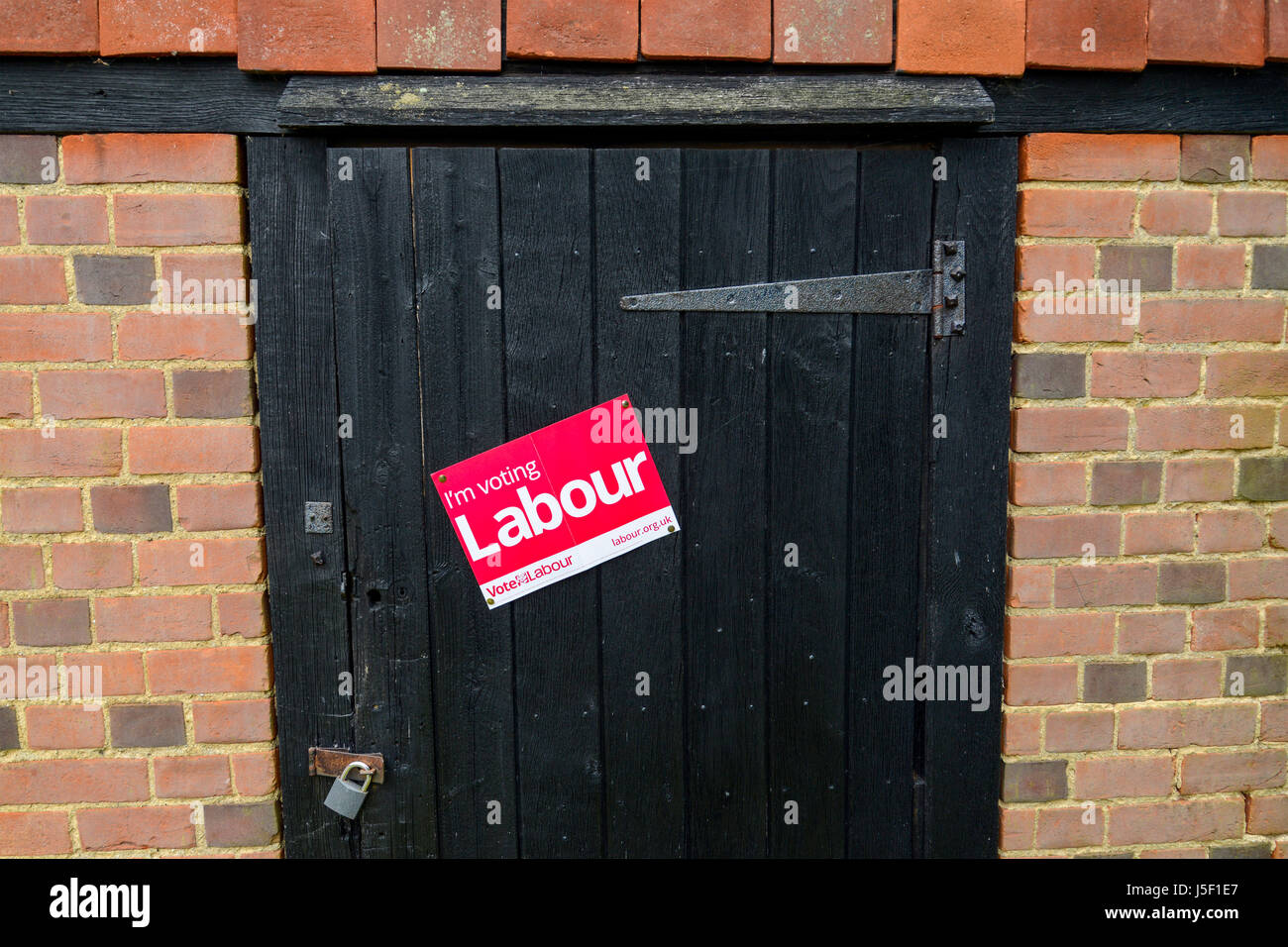 General Election 2017 - Vote Labour Poster Pinned to Locked Door Stock Photo
