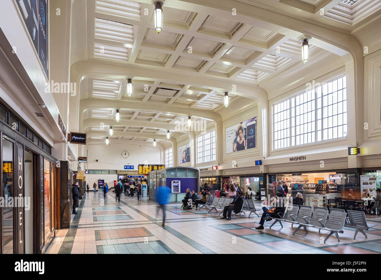 Leeds Station Retail and Restaurants Stock Photo Alamy
