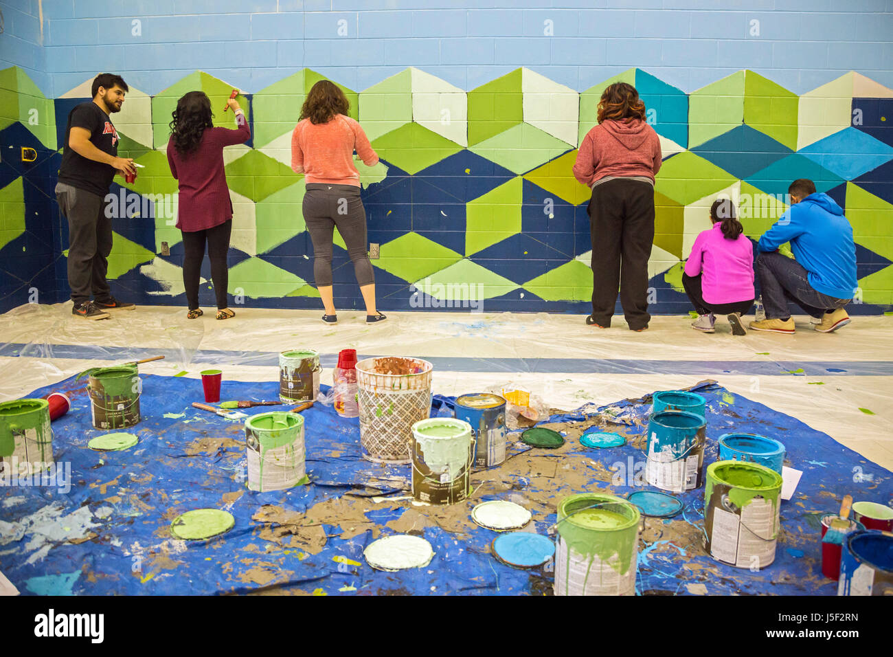 Detroit, Michigan - Volunteers from Muslim, Jewish, and other groups clean and paint Schulze Academy for Technology and Arts, a Pre-K to Grade 6 publi Stock Photo