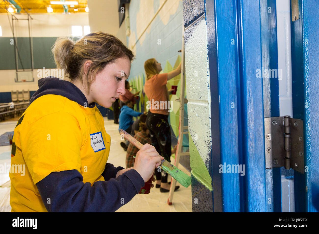 Detroit, Michigan - Volunteers from Muslim, Jewish, and other groups clean and paint Schulze Academy for Technology and Arts, a Pre-K to Grade 6 publi Stock Photo