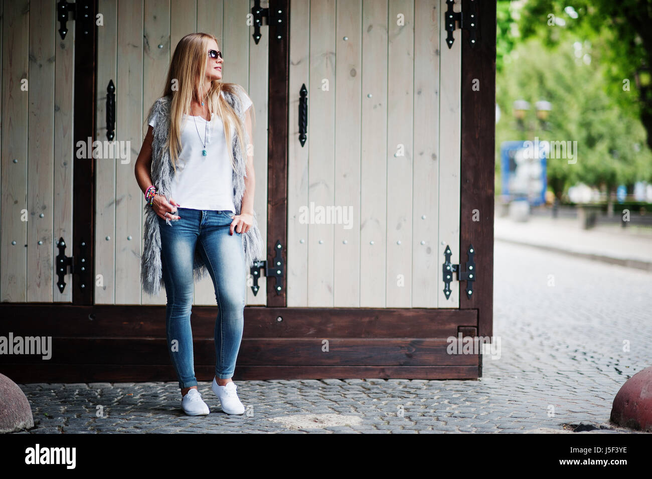 white shirt and jeans outfit female