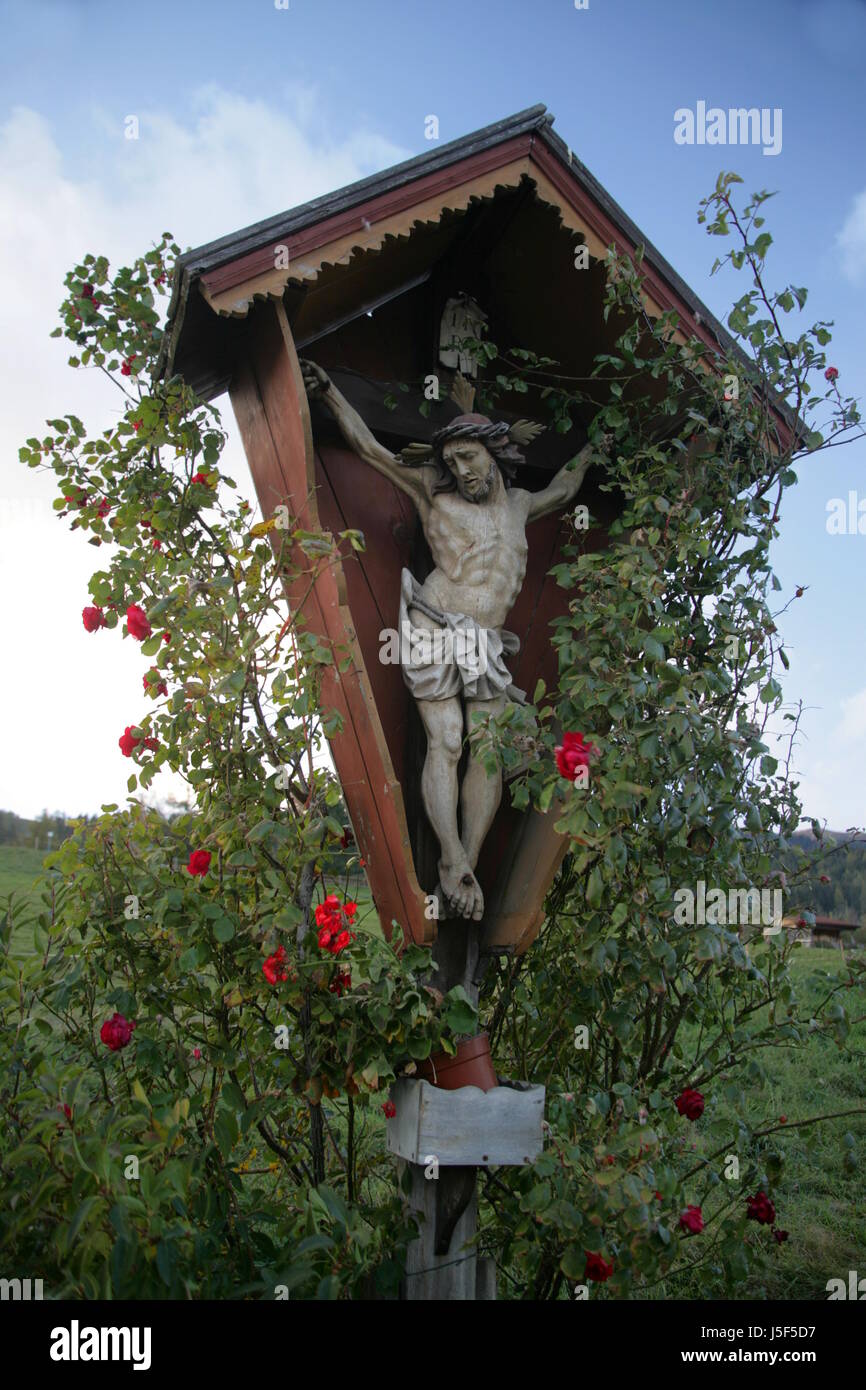 religion cross roses crucifix christ christianity crucifixion saviour redeemer Stock Photo