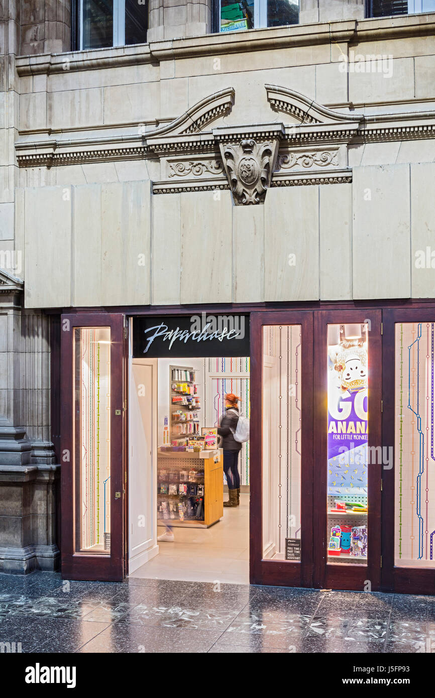 Paperchase Edinburgh Waverley Station Stock Photo Alamy