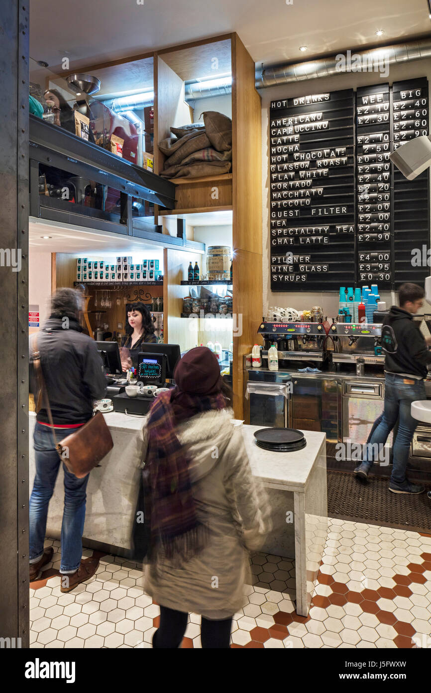 Bar at Glasgow Central Station Stock Photo Alamy