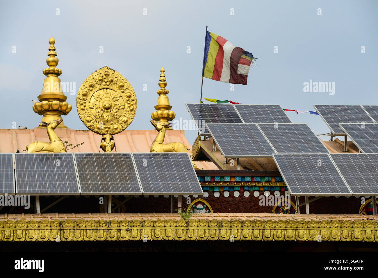 NEPAL Kathmandu, Boudhanath, solar panel for power generation /  Bodnath, Solaranlage auf dem Dach Stock Photo