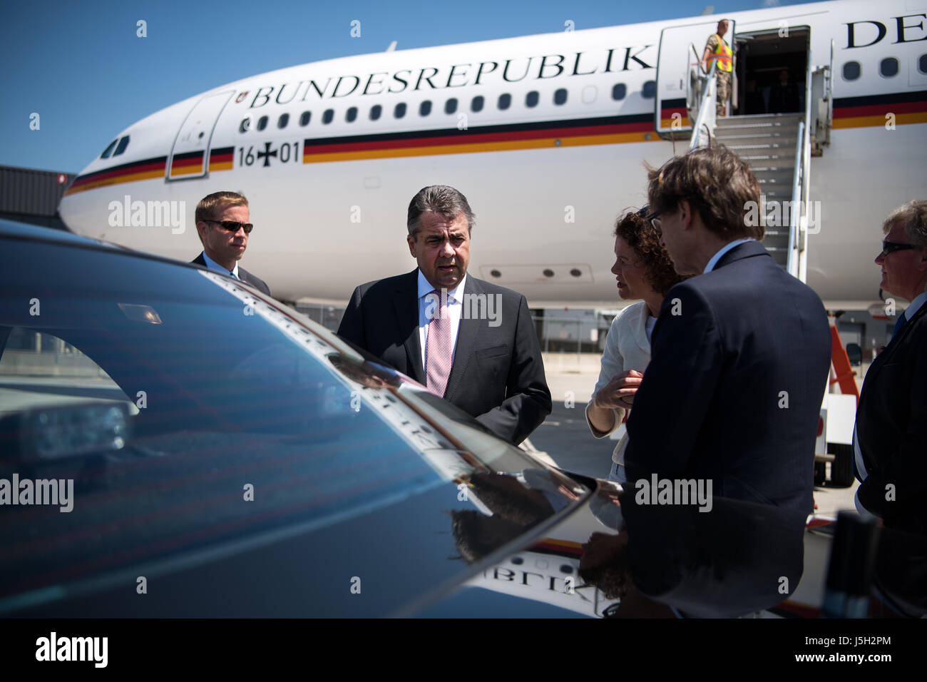 German Foreign Minister Sigmar Gabriel arrives to the airport in Washington, D.C., US, 17 May 2017. The Foreign Minister is on a two-day trip to the US and will also visit Mexico. Photo: Bernd von Jutrczenka/dpa Stock Photo