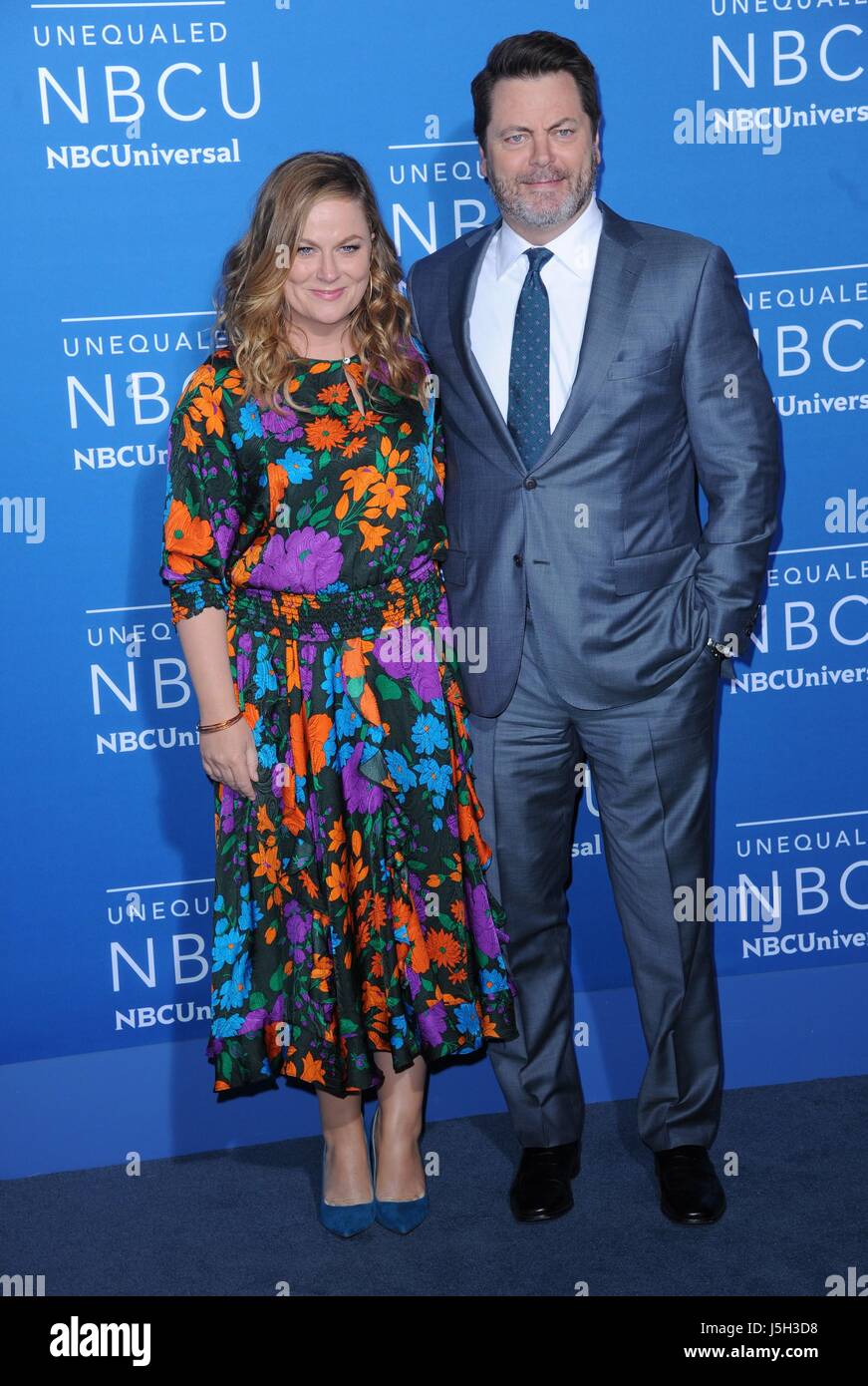 Amy Poehler, Nick Offerman at arrivals for 2017 NBCUniversal Upfront Presentation, Radio City Music Hall, New York, NY May 15, 2017. Photo By: Kristin Callahan/Everett Collection Stock Photo