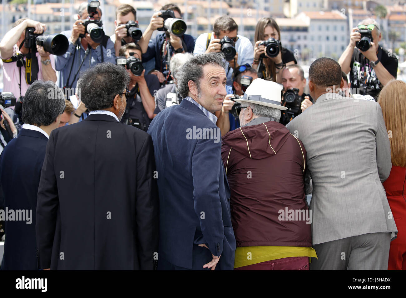 Cannes, Frankreich. 17th May, 2017. Park Chan-Wook, Gabriel Yared, Paolo Sorrentino, Pedro Almodovar und ill Smith during the 70th Cannes Film Festival at the Palais des Festivals on May 17, 2017 in Cannes, France | Verwendung weltweit/picture alliance Credit: dpa/Alamy Live News Stock Photo