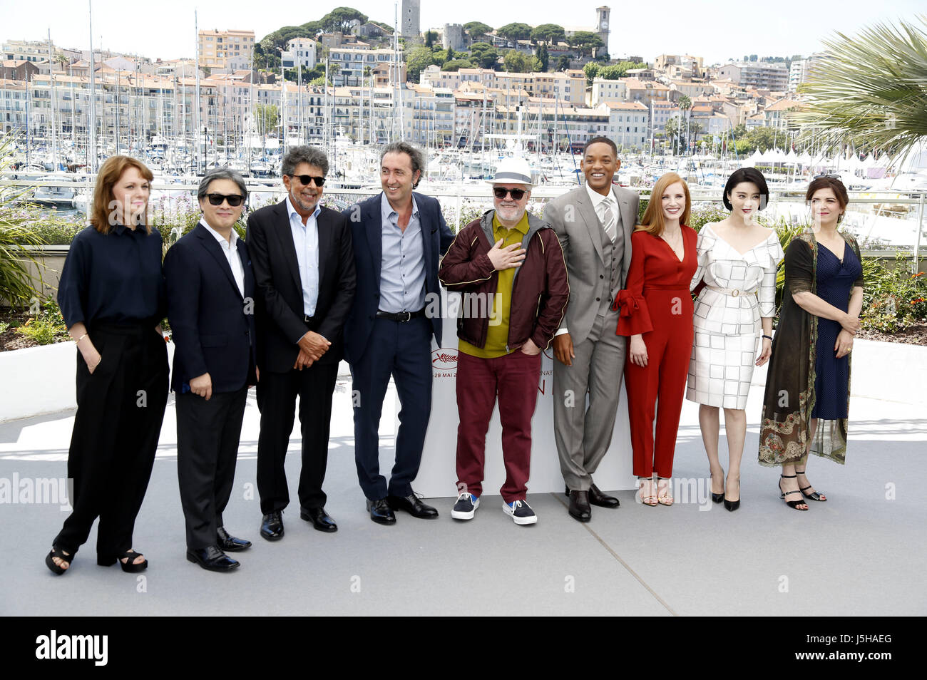 Cannes, Frankreich. 17th May, 2017. Maren Ade, Park Chan-Wook, Gabriel Yared, Paolo Sorrentino, Pedro Almodovar, Will Smith, Jessica Chastain, Fan Bingbing and Agnes Jaoui at the Jury photocall during the 70th Cannes Film Festival at the Palais des Festivals on May 17, 2017 in Cannes, France | Verwendung weltweit/picture alliance Credit: dpa/Alamy Live News Stock Photo