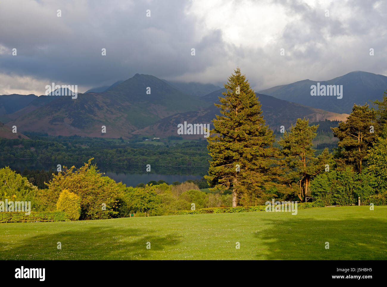 Lake District, Cumbria, UK. 17th May, 2017. 18.05.2017 Cumbria. Cloudy morning start with a little sunshine looking over the Derwentwater to the Cumbrian mountains, Keswick, Lake district, Cumbria Stock Photo