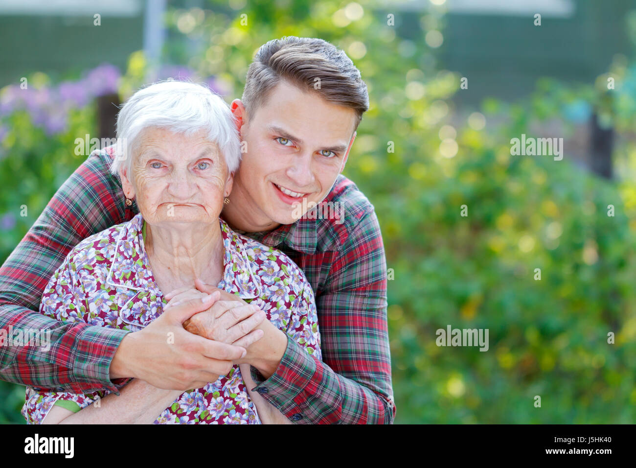 пожилые родители и взрослые дети. взрослый внук бабушка. взрослые и пожилые люди. пожилые и молодые люди. бабушка обнимает внука.