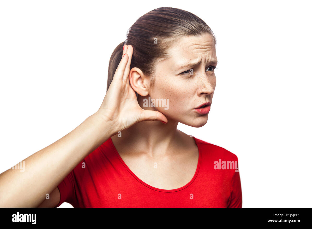 Человек прислушивается. Ухудшение слуха. Плохо слышу проблема. Глухой человек. Снижение остроты слуха.