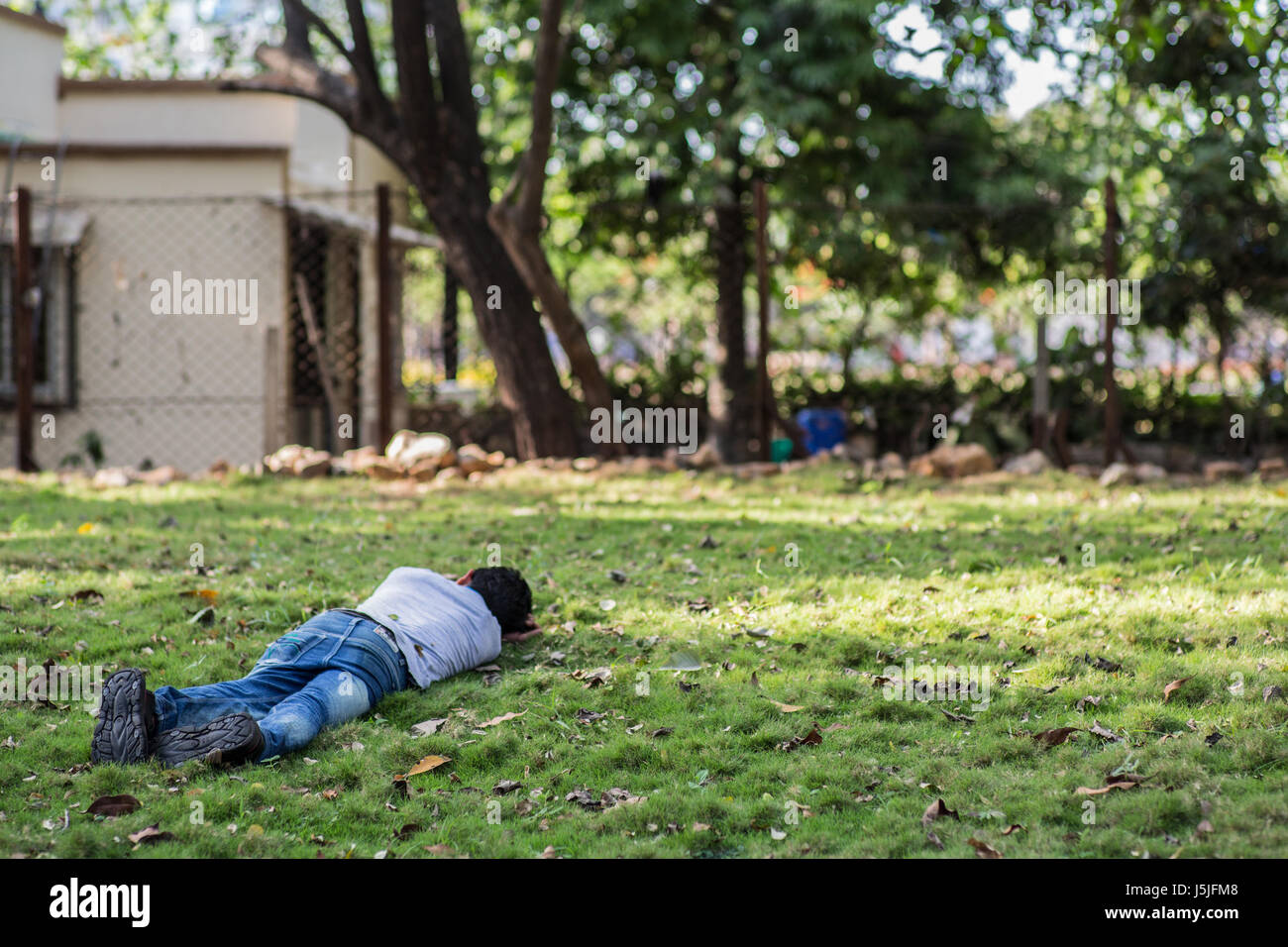 A man sleeping in a park in Mumbai, India Stock Photo Alamy