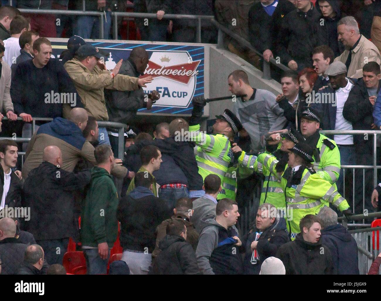 MILLWALL FANS CLASH WITH POLIC MILLWALL V WIGAN ATHLETIC WEMBLEY ...
