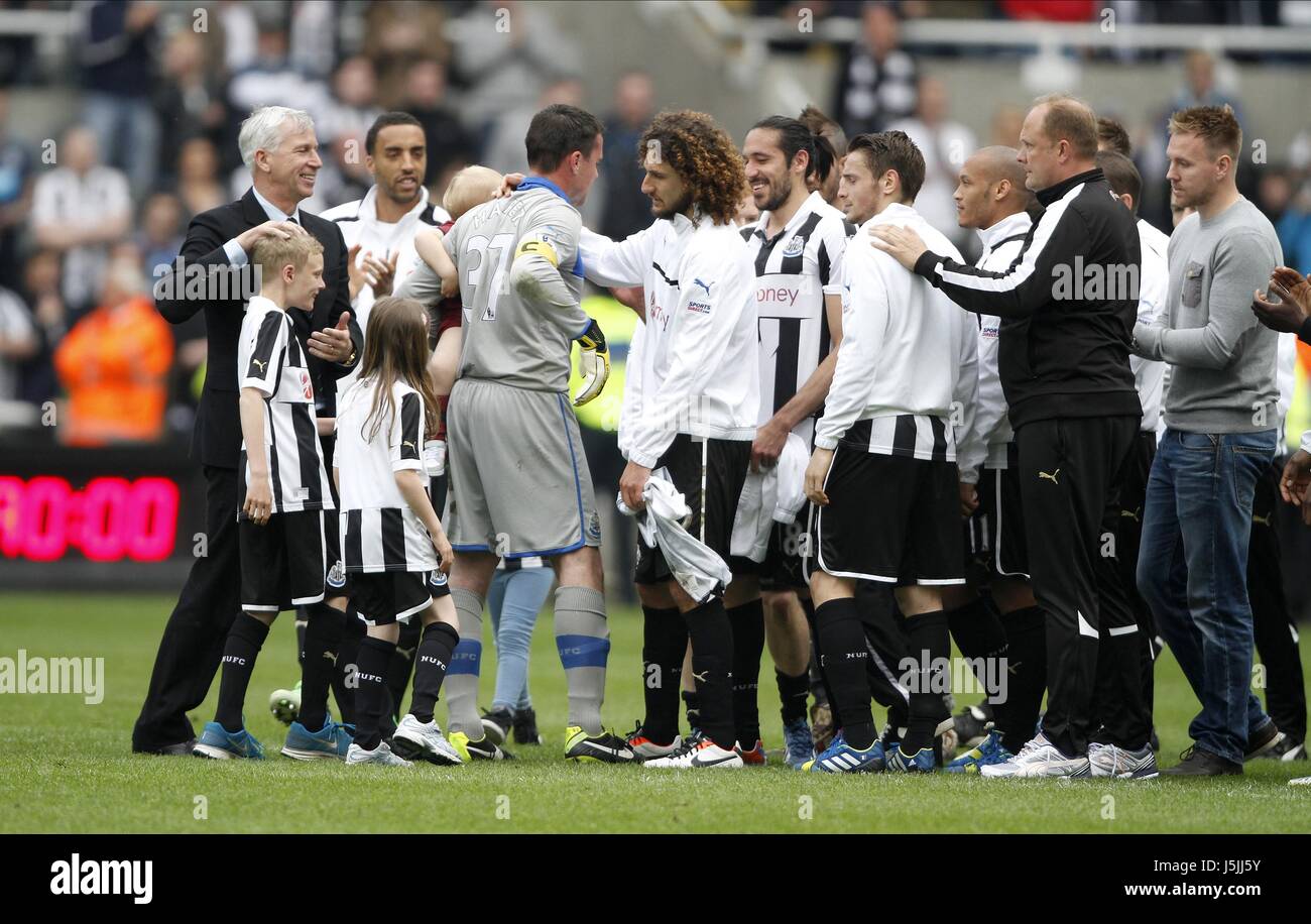 AN EMOTIONAL STEVE HARPER WITH NEWCASTLE UNITED V ARSENAL ST.JAMES PARK ...