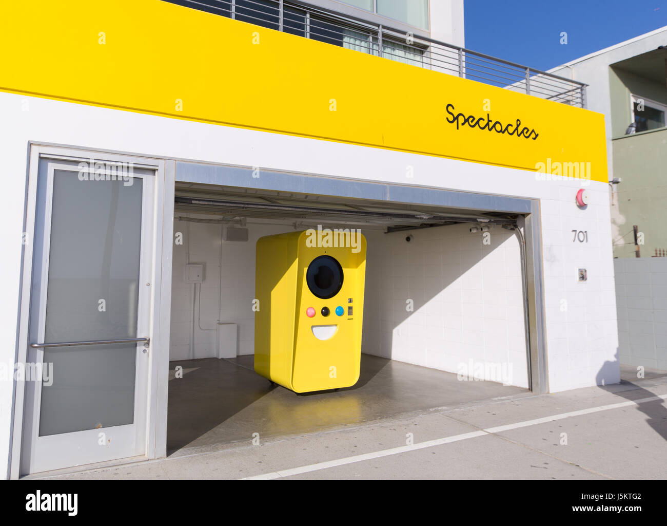 Vending machine selling Snapchat Spectacles, in pop-up shop on Venice Beach  Boardwalk in Venice, California Stock Photo - Alamy