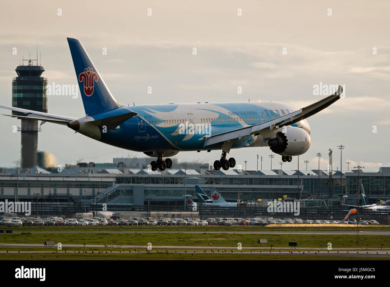 China Southern Airlines plane airplane aeroplane landing Vancouver International Airport terminal exterior view Boeing 787 Dreamliner Stock Photo