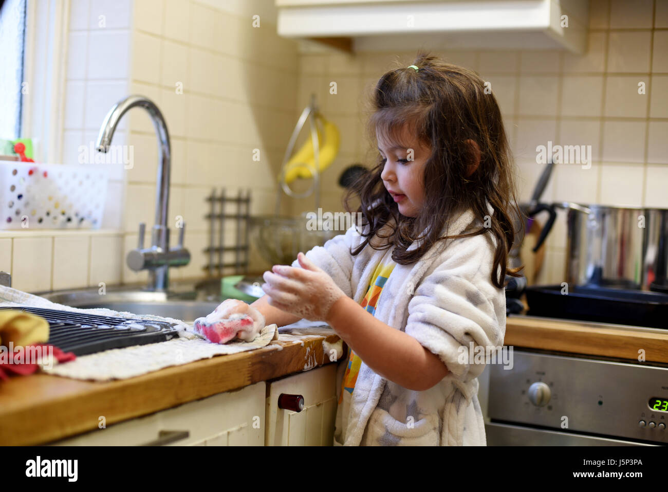 https://c8.alamy.com/comp/J5P3PA/girl-helping-with-housework-washing-up-washing-the-dishes-at-home-J5P3PA.jpg