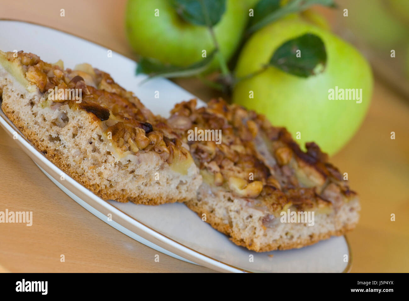 Apfel walnusskuchen hi-res stock photography and images - Alamy