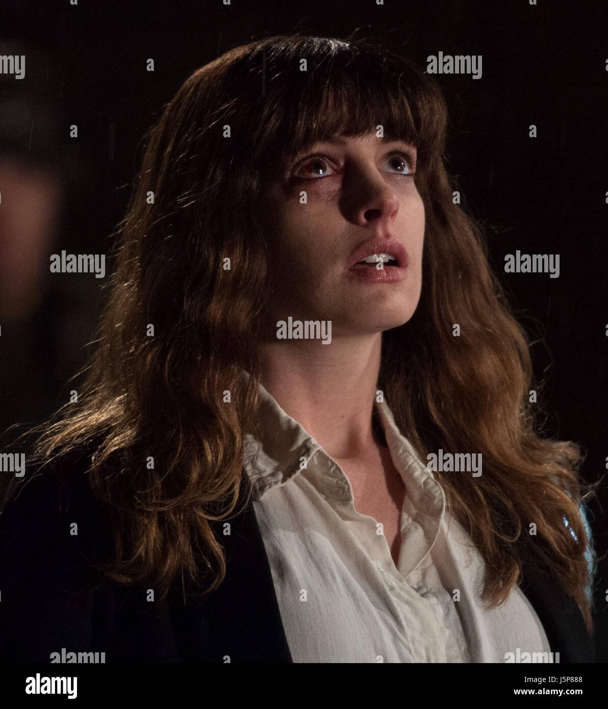 COLOSSAL (2016)  ANNE HATHAWAY  NACHO VIGALONDO (DIR)  VOLTAGE PICTURES/MOVIESTORE COLLECTION LTD Stock Photo
