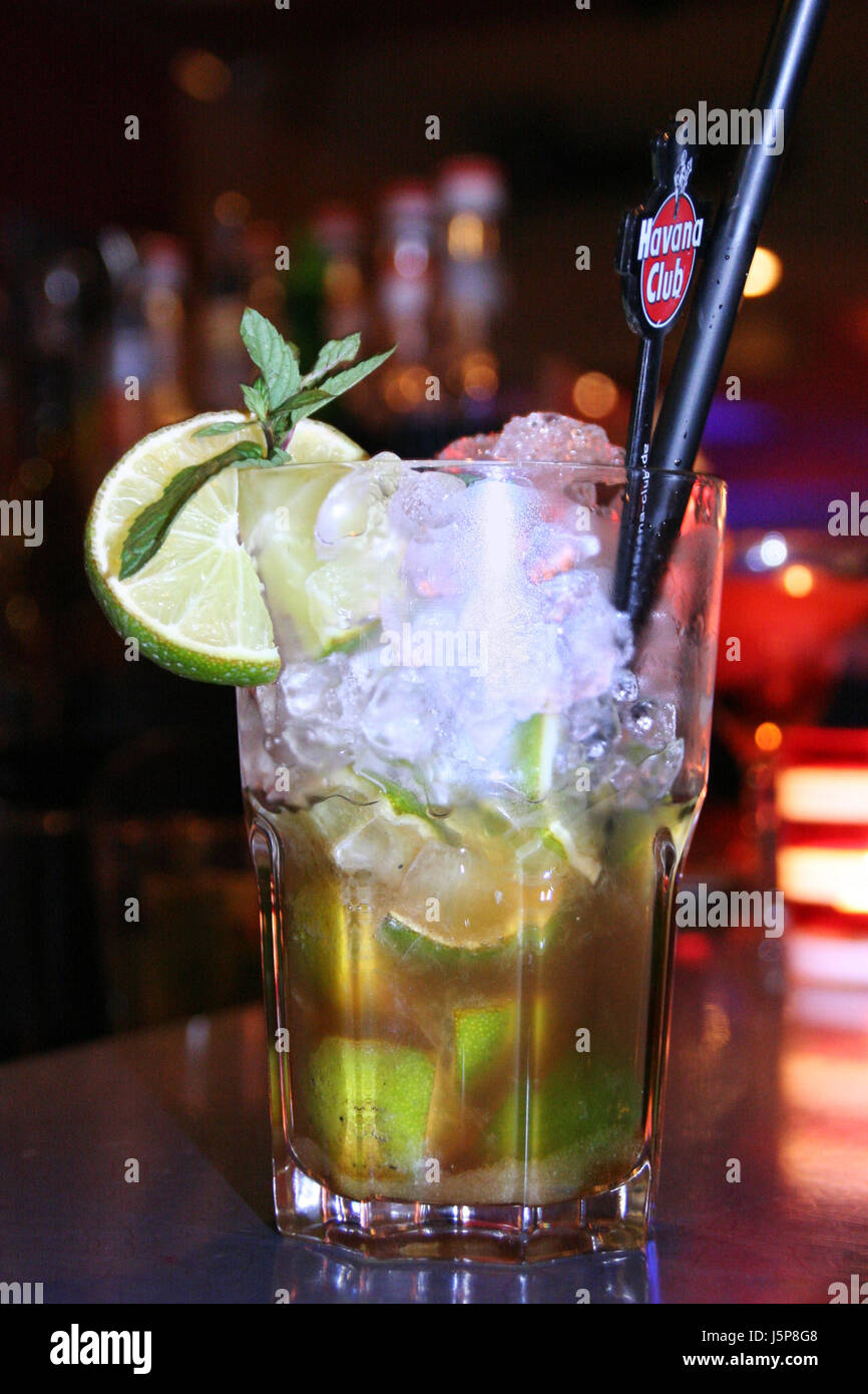 saccharose lime cocktail longdrink alcohol straw ice cube peppermint