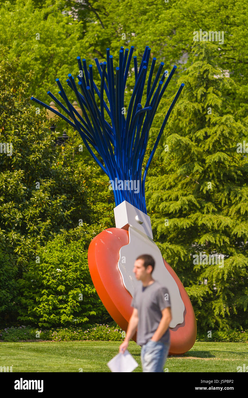WASHINGTON, DC, USA "Typewriter Eraser" sculpture by Claes Oldenburg and Coosje Van Bruggen
