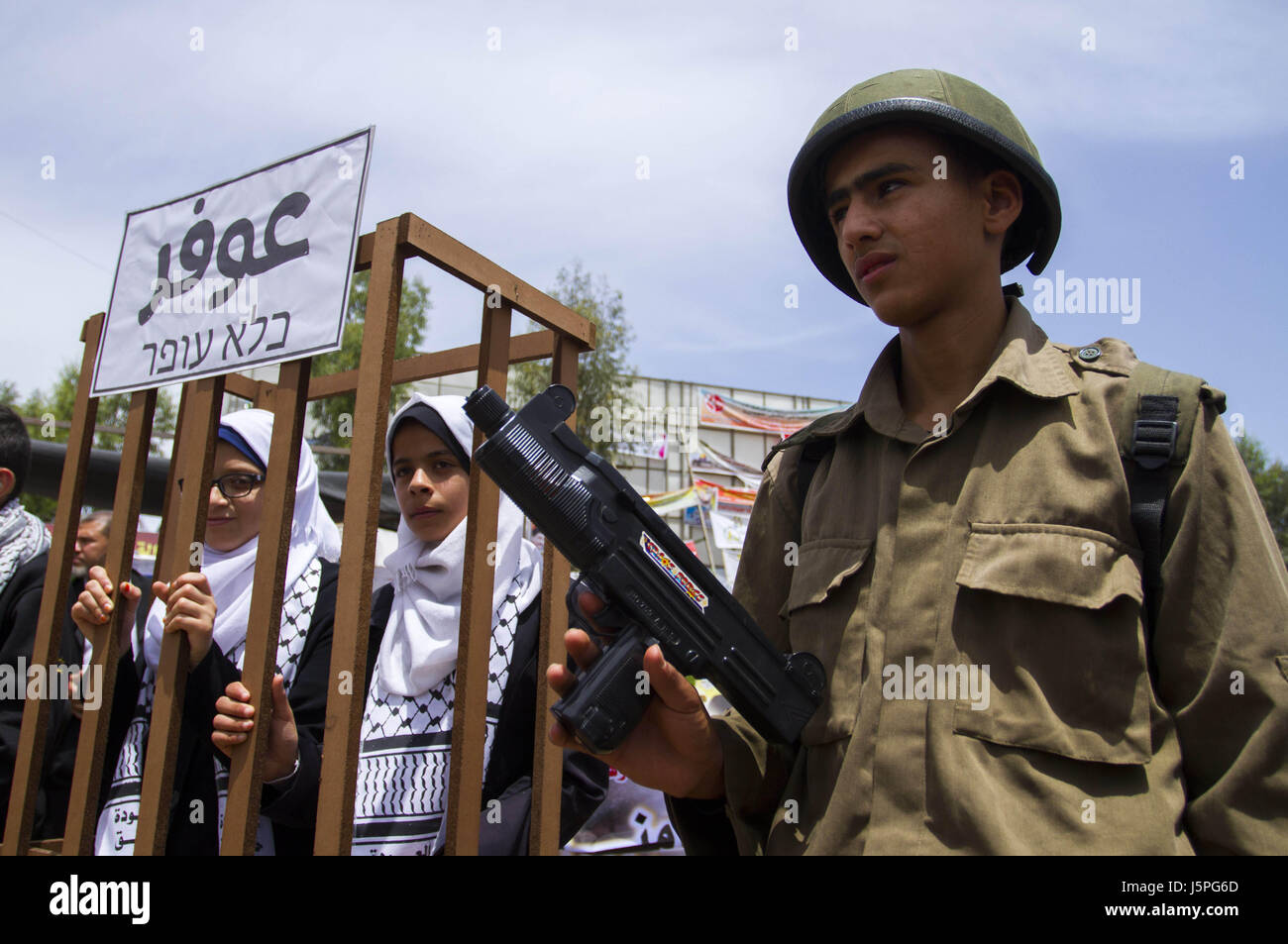 Gaza City, The Gaza Strip, Palestine. 18th May, 2017. A masked