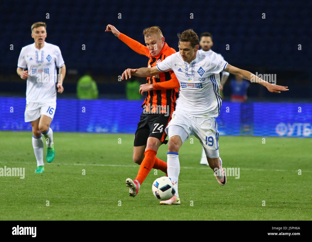 Kharkiv, Ukraine. 17th May, 2017. Denys Garmash of Dynamo Kyiv (R) fights for a ball with Viktor Kovalenko of Shakhtar Donetsk during their Cup of Ukraine Final game at OSC Metalist stadium in Kharkiv, Ukraine. Credit: Oleksandr Prykhodko/Alamy Live News Stock Photo