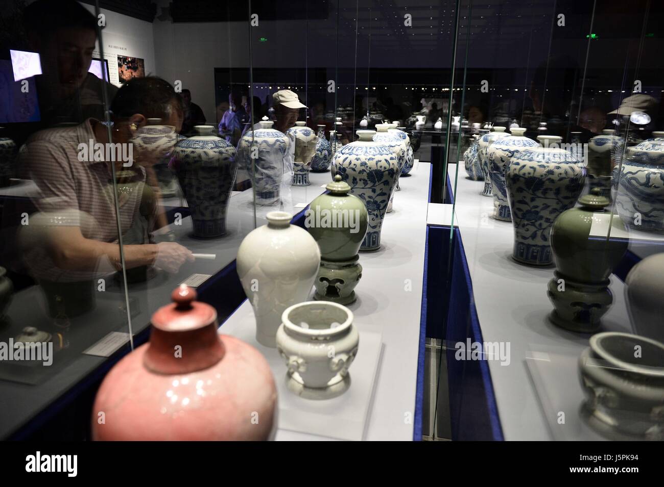 (170518) -- JINAN, May 18, 2017 (Xinhua) -- People watch porcelain wares displayed at the Shandong Museum in Jinan, capital of east China's Shandong Province, May 18, 2017. Thursday marks the International Museum Day.  (Xinhua/Guo Xulei) (zwx) Stock Photo