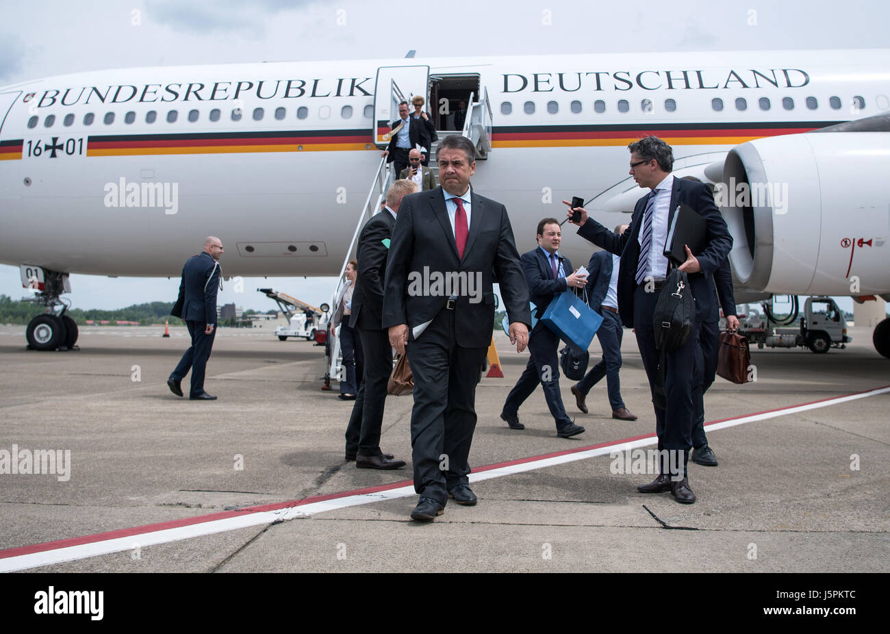Pittsburgh, US. 18th May, 2017. German Foreign Minister Sigmar Gabriel arrives to the airport in Pittsburgh, US, 18 May 2017. The Foreign Minister is on a two-day trip to the US and will also visit Mexico. Photo: Bernd von Jutrczenka/dpa/Alamy Live News Stock Photo