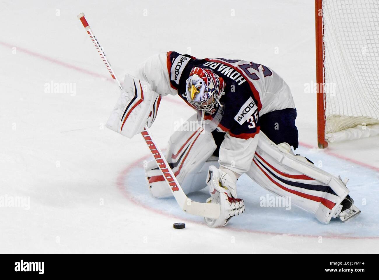 Cologne, Germany. 18th May, 2017. American goalkeeper Jimmy Howard catches the puck during the Ice Hockey World Championship quarter-final match between the US and Final in the Lanxess Arena in Cologne, Germany, 18 May 2017. Photo: Monika Skolimowska/dpa/Alamy Live News Stock Photo