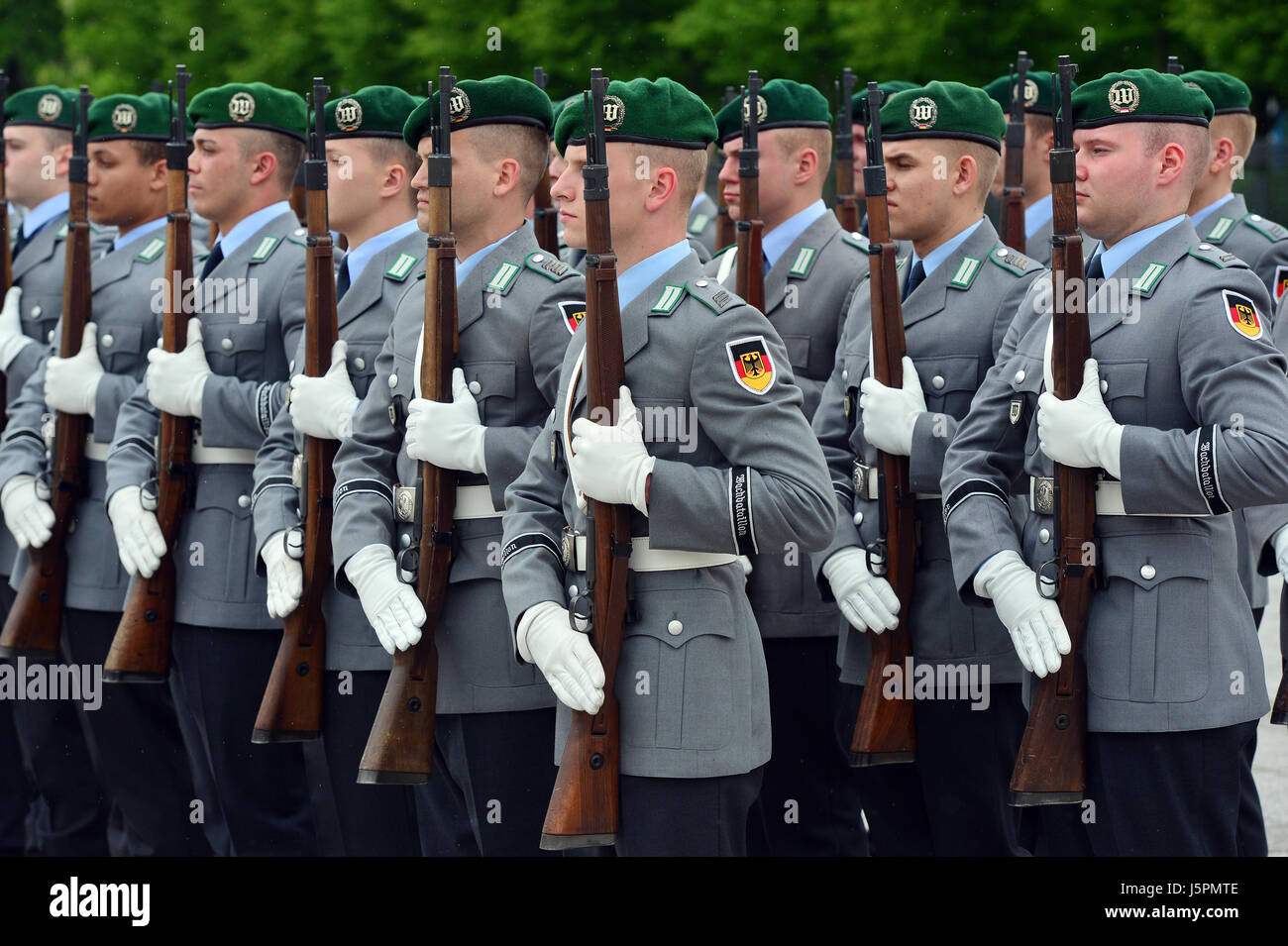 Запись офицеров бундесвера. Солдат бундесвера. Генерал бундесвера германии. Офицер бундесвера герма. Парадная униформа бундесвера австрии.