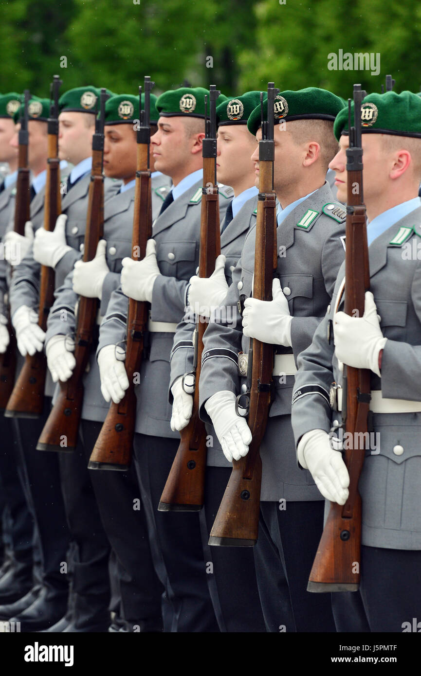 Berlin, Germany. 16th May, 2017. Soldiers of the Guard Battalion of the ...