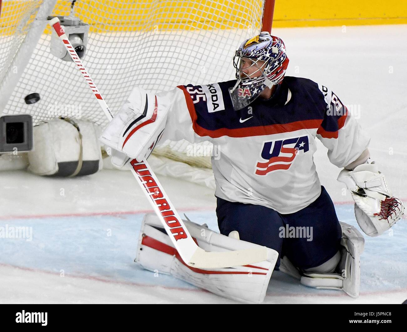 Cologne, Germany. 18th May, 2017. US goalkeeper Torwart Jimmy Howard rejects a shot during the Ice Hockey World Championship quarter-final match between the US and Finland in the Lanxess Arena in Cologne, Germany, 18 May 2017. Photo: Monika Skolimowska/dpa/Alamy Live News Stock Photo